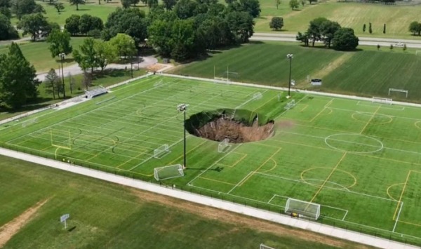 В штате Иллинойс прямо посреди спортивного поля образовалась огромная 30-метровая воронка