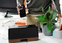 Настольная станция Swippitt IPS перезарядит iPhone всего за пару секунд