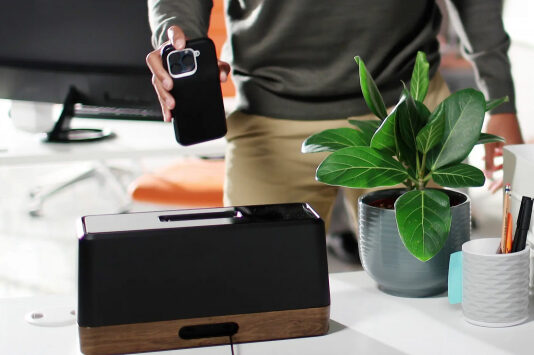 Настольная станция Swippitt IPS перезарядит iPhone всего за пару секунд