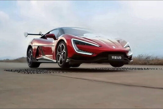 Китайский электрический гиперкар Yangwang U9 показал способность перепрыгивать через препятствия