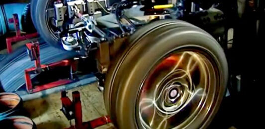 BMW впервые показала публике секретный стенд для испытания новых автомобилей