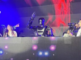 Военный робот Phantom работает диджеем в ночном клубе Сан-Франциско