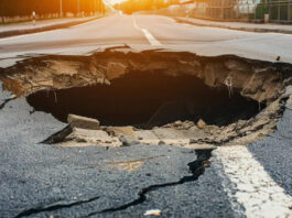 В Великобритании разработали асфальт, который самостоятельно затягивает ямы и трещины