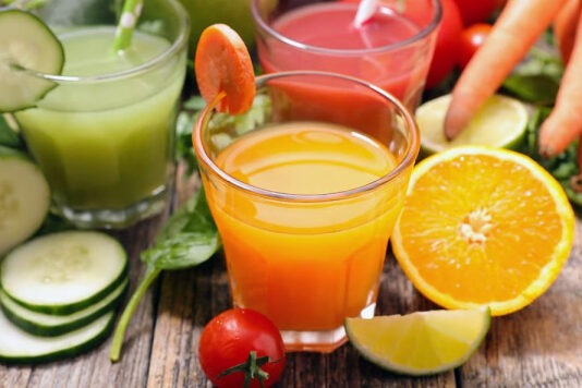 Соковая диета ведет к взрывному размножению вредных микробов во рту и кишечнике