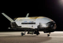 Секретный космоплан Космических сил США Х-37В сделал селфи на фоне Земли