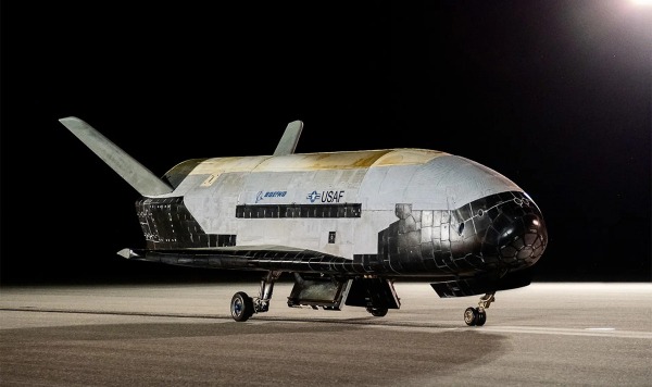 Секретный космоплан Космических сил США Х-37В сделал селфи на фоне Земли
