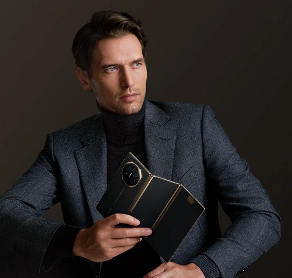 Первый в мире тройной складной смартфон Huawei Mate XT вышел на мировой рынок