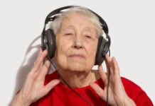 Ностальгическая музыка из молодости помогает предотвратить деменцию