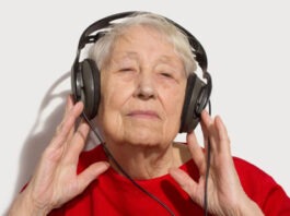Ностальгическая музыка из молодости помогает предотвратить деменцию