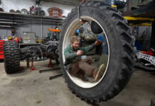 Водитель монстр-трайка Grind Hard будет сидеть внутри огромного тракторного колеса
