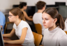 Повышение ряда пенсий, электронные решения ВВК, дедлайн НМТ и редкое совпадение дат Пасхи — что изменится в Украине в апреле