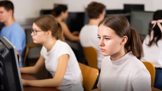 Повышение ряда пенсий, электронные решения ВВК, дедлайн НМТ и редкое совпадение дат Пасхи — что изменится в Украине в апреле