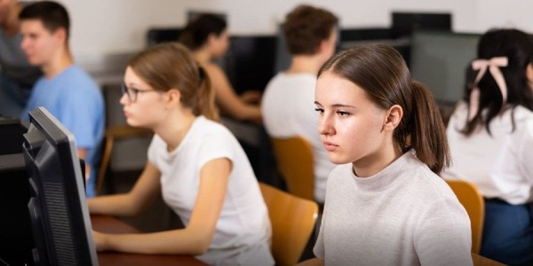 До 3 апреля в Украине продолжается регистрация для участия в Национальном мультипредметном тесте (Фото: Пресс-служба Министерства образования и науки Украины)