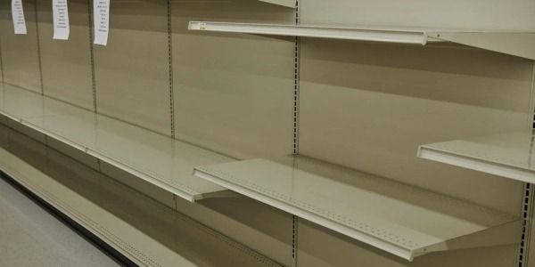 Пустые полки, на которых обычно лежит туалетная бумага, в продуктовом магазине в США в 2020 году. (Фото: Dan Brouillette/Bloomberg)