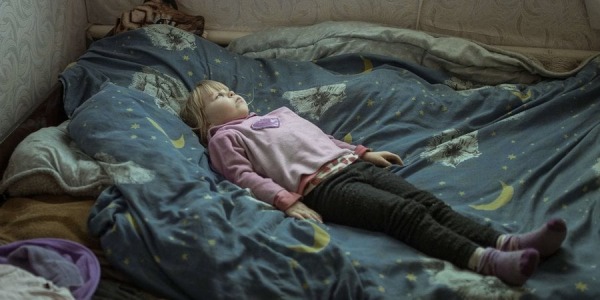 6-летняя Ангелина из Купянска на снимке Флориана Бахмайера, который стал лауреатом World Press Photo 2025 в европейском конкурсе (Фото: @World Press Photo 2025/Florian Bachmeier)