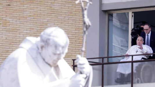 Двигательные функции и речь восстанавливаются: состояние здоровья Папы Римского постепенно улучшается — Святой Престол