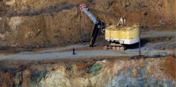 Вид с дрона на карьер Завалловского графита в Кировоградской области, Украина (Фото: REUTERS/Thomas Peter)