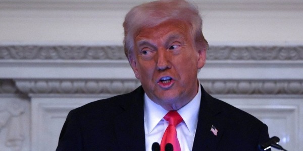 Президент США Дональд Трамп предостерег американских производителей от повышения цен на автомобили (Фото: REUTERS/Evelyn Hockstein)