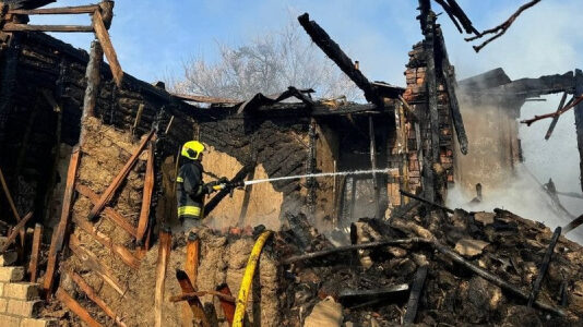 «Прилет» в комплекс Bartolomeo, пожары в частных домах, 4 погибших, повреждены многоэтажки и 90 авто — фото последствий атаки по Днепру