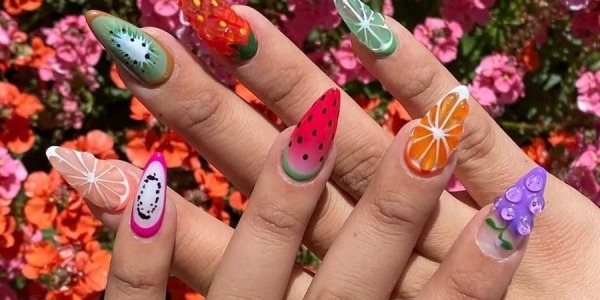 Наклейки или нарисованные фрукты на ногтях— яркий nail-тренд для весны и лета (Фото: instagram.com/myprettyset)