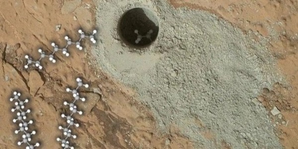 Скважина Камберленд в заливе Йеллоунайф на Марсе с моделями рекордно длинных молекул, найденных в ней (Фото: NASA/JPL-Caltech/MSSS, Кэролайн Фрейссинет)