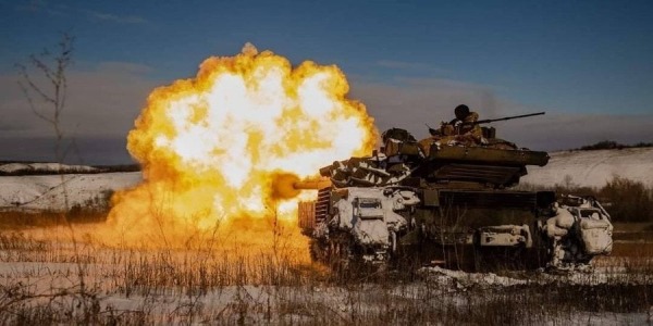 Украинский танк ведет огонь по противнику (Фото: facebook.com/GeneralStaff.ua)