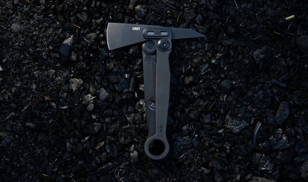 Складной топор CRKT Provoke X с легкостью помещается в кармане куртки