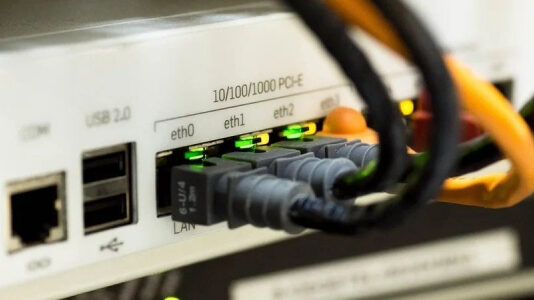 Измерили в Cybertruck и людях. Энтузиасты установили, сколько весит современный Интернет