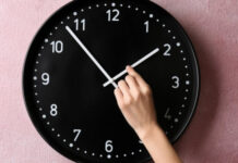 Перевод часов на летнее время 2025 в Украине — когда будет, не отменили ли