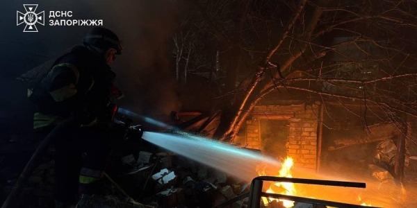 Спасатели ликвидируют последствия удара РФ по Запорожью 21 марта 2025 года (Фото: ГСЧС Запорожье)