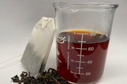 Процесс заваривания чая очищает воду от тяжелых металлов