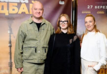Редкий выход. Евгений Кошевой с женой и дочкой посетил премьеру скандальной комедии раша гудбай от Студии Квартал 95