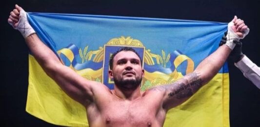 В родном Львове. Непобедимый украинец одолел немца и завоевал первый титул в карьере — видео