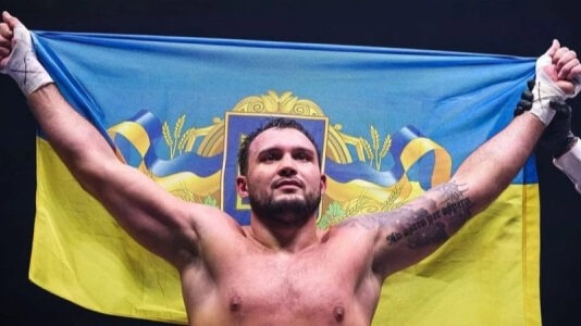 В родном Львове. Непобедимый украинец одолел немца и завоевал первый титул в карьере — видео
