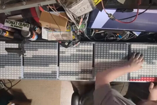 Клавиатура с 1000 кнопок печатает целые слова вместо букв