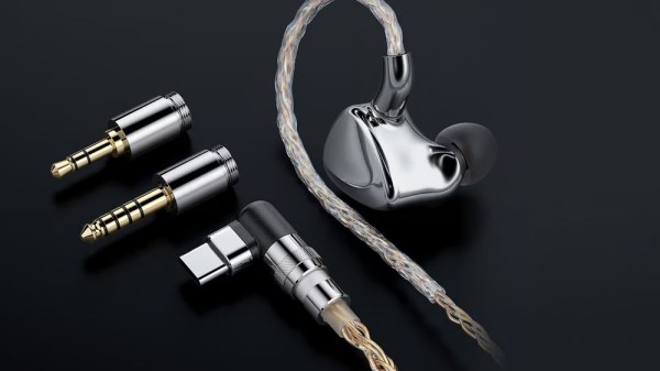 Аудиофильские наушники Fiio FX17 объединили 13 драйверов в полированом титановом корпусе