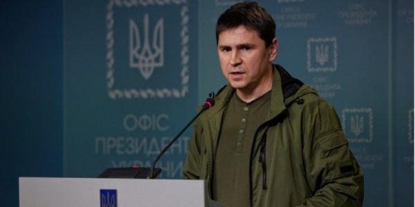 Михаил Подоляк заявил, что снятие ограничений с РФ без всяких уступок с ее стороны означает сдать позиции (Фото: Офис президента)