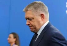 Видно выстрелы и реакцию политика. СМИ обнародовали кадры покушения на Фицо, которые ранее не публиковали