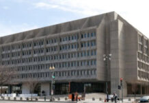 Администрация Трампа массово увольняет работников учреждений здравоохранения — Reuters