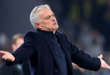 Схватил коллегу за нос. Моуринью получил наказание за свою выходку в дерби Фенербахче — Галатасарай