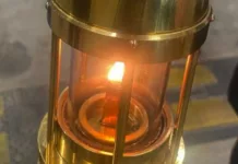 Благодатный огонь прибыл в Украину — фото