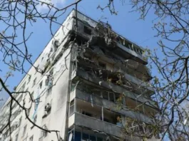 Россияне ударили по Запорожью двумя ФАБ-500, повреждены многоквартирные дома и гимназия — фото последствий