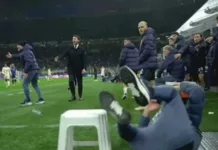 Футболист Баварии во время драматичного матча с Интером толкнул болбоя со стула, вызвав гнев фанатов — видео