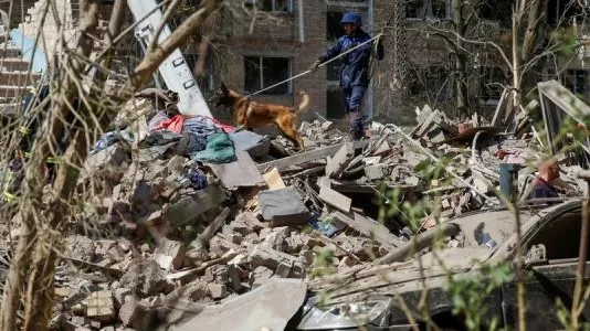 СМИ подтвердили, что россияне атаковали дом в Святошинском районе Киева ракетой из КНДР