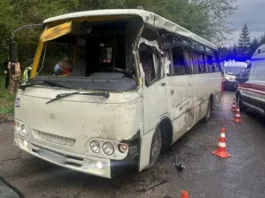 На Львовщине грузовик столкнулся с автобусом: погибла 12-летняя девочка
