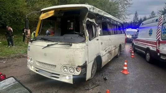 На Львовщине грузовик столкнулся с автобусом: погибла 12-летняя девочка