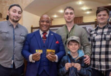 Духовный советник Трампа встретился в Киеве с защитниками Азовстали