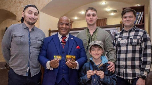 Духовный советник Трампа встретился в Киеве с защитниками Азовстали