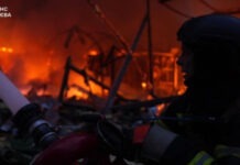 Массированный удар баллистикой по Киеву: спасатели ликвидируют последствия в трех районах — фото