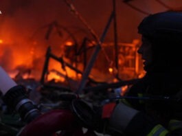 Массированный удар баллистикой по Киеву: спасатели ликвидируют последствия в трех районах — фото